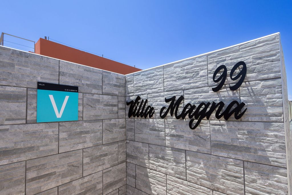 Placa de vivienda vacacional E-35-2-0000178 y rótulo Villa Magna 99