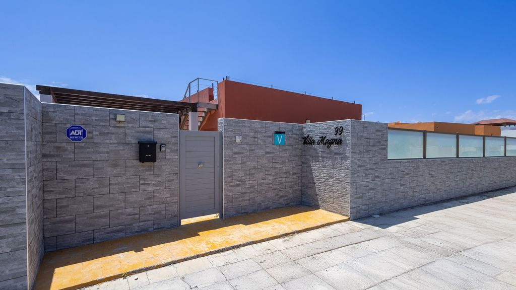 Fachada y entrada privada de Villa Magna en Las Salinas de Antigua